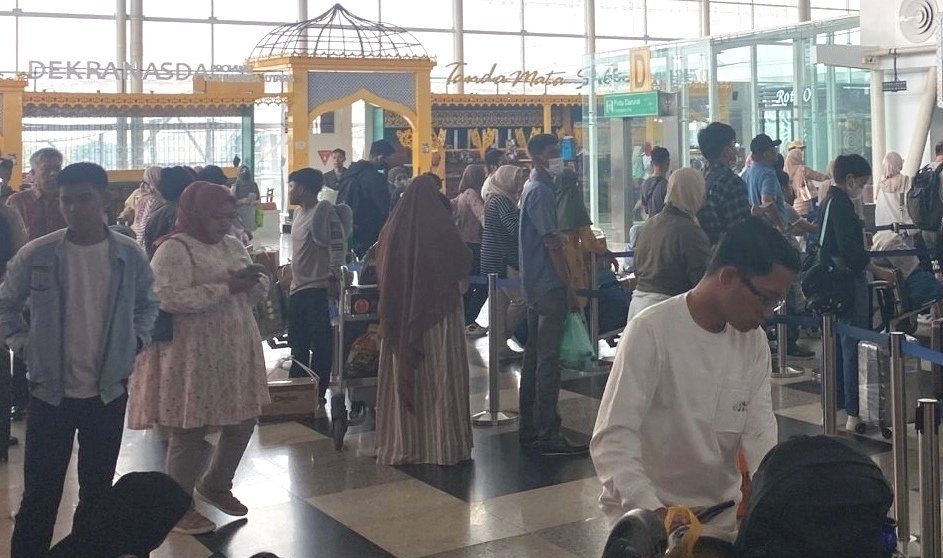 Bandara Kualanamu Dipadati Penumpang Arus Balik H +4 Lebaran