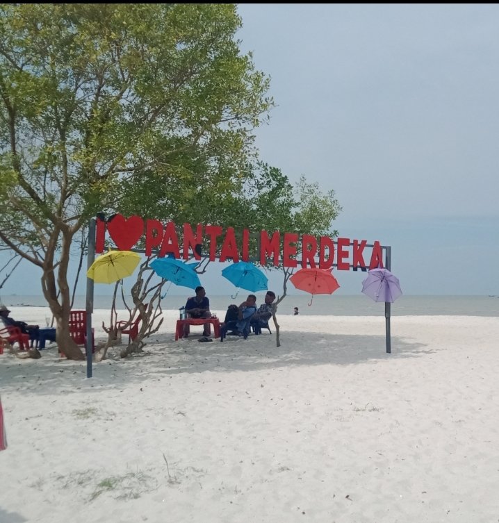 Indah dan Putihnya Pasir Pantai Merdeka Daya Tarik Tersendiri Bagi Wisatawan